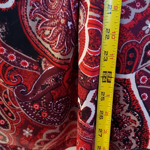 3/4 lgth twist front red paisley stretch blouse. Sz L...29" from collar to hem - Picture 3 of 8
